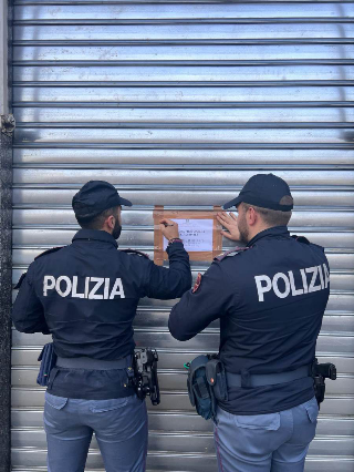 Droga nascosta nel dispenser dello zucchero, licenza sospesa ad un bar